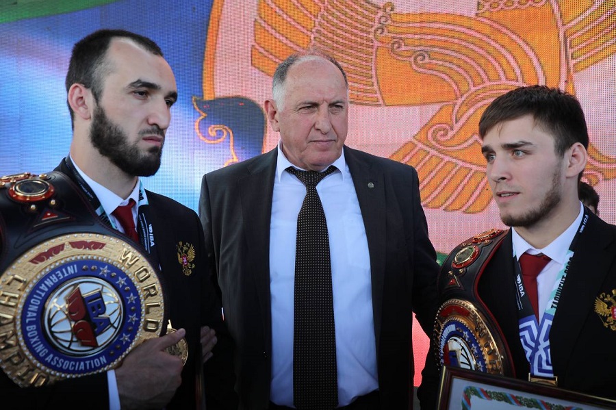 Чемпионам мира по боксу Муслиму Гаджимагомедову и Шарабутдину Атаеву вручили госнаграды